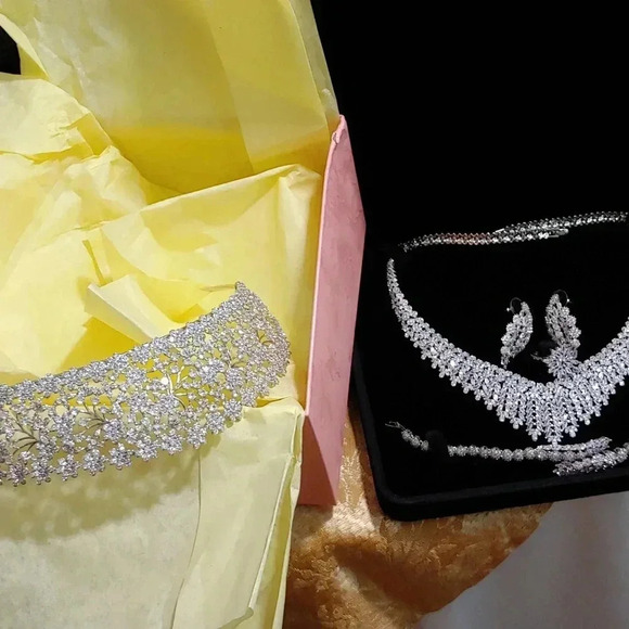 7pc. Unique One-Of-A-Kind Flower Tiara Bridal Set - Picture 13 of 13